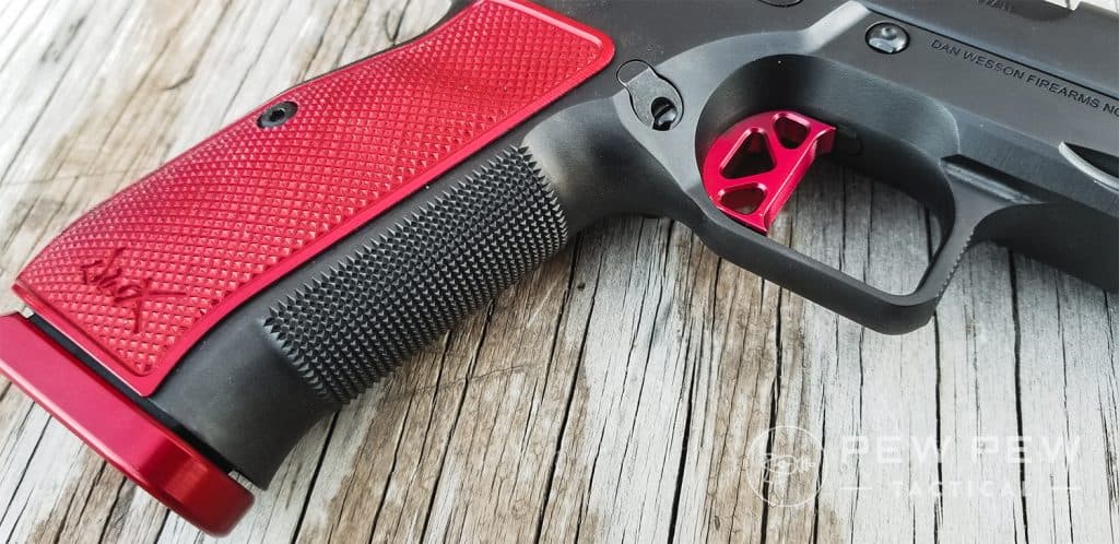 Dan-Wesson-DWX-grip-and-trigger