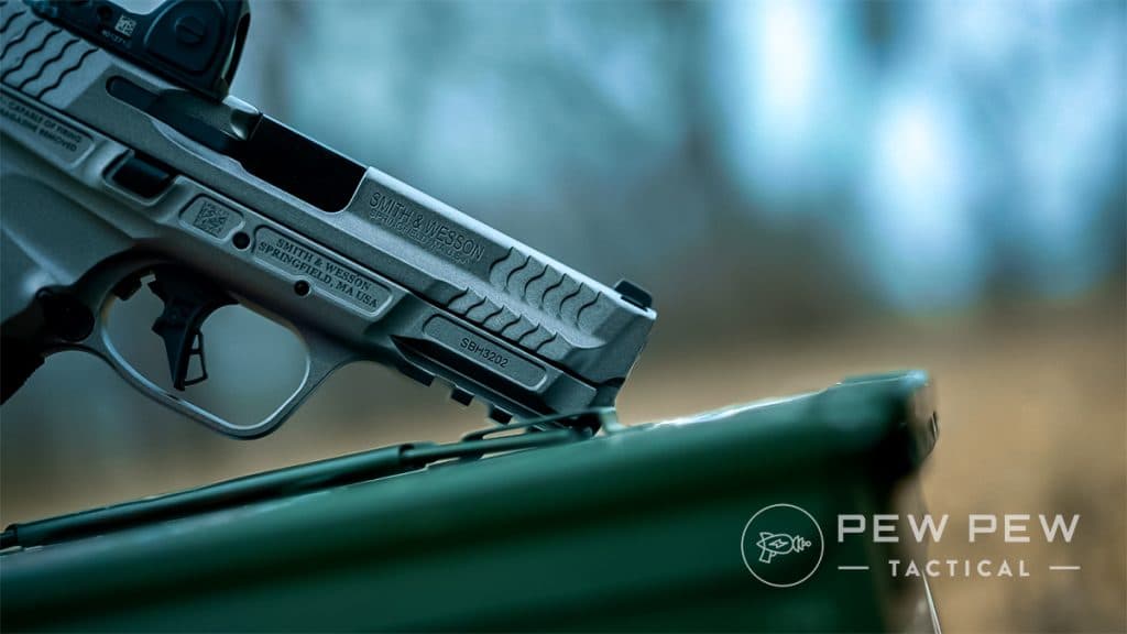 Smith & Wesson M&P 9 M2 0 Metal pose right