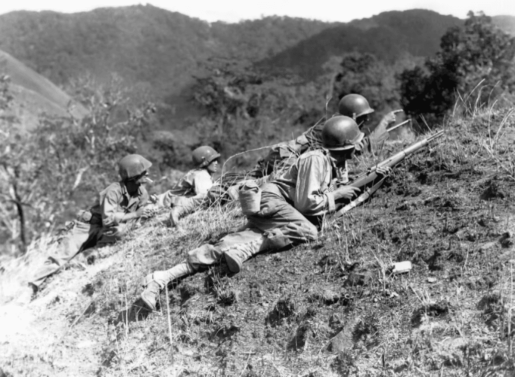 US soldiers fighting in the Philippines WW2