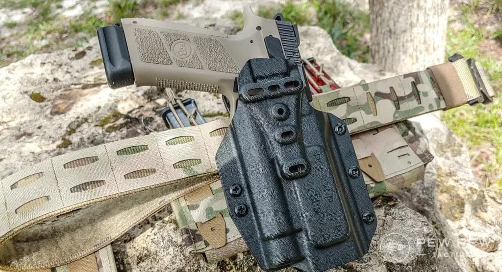 Post Thumbnail Image for post: 5 Best Universal Holsters (That Don’t Suck)