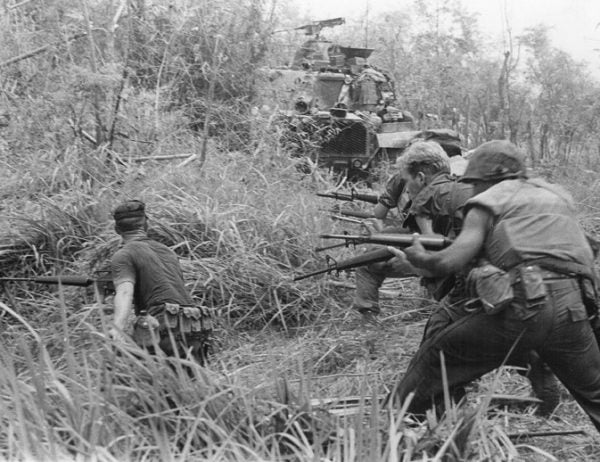 Soldiers with M16s in Vietnam