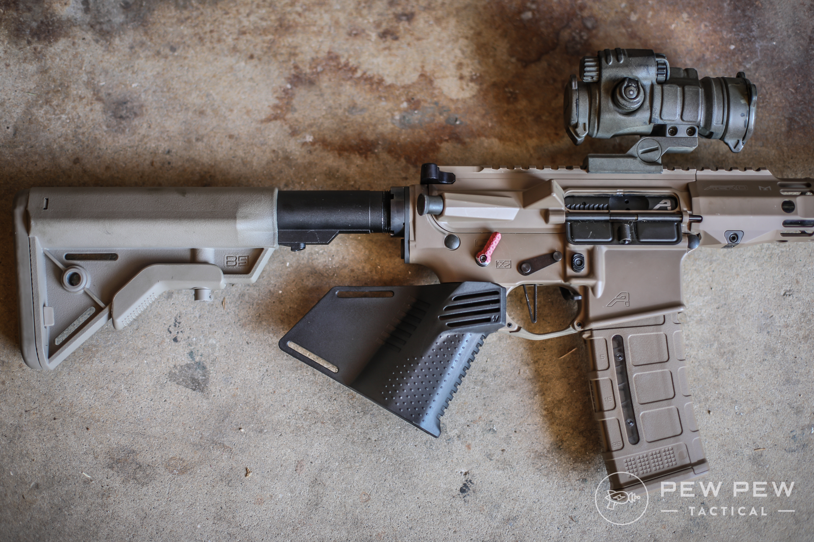 Strike Industries MegaFin, Thumb Shelf
