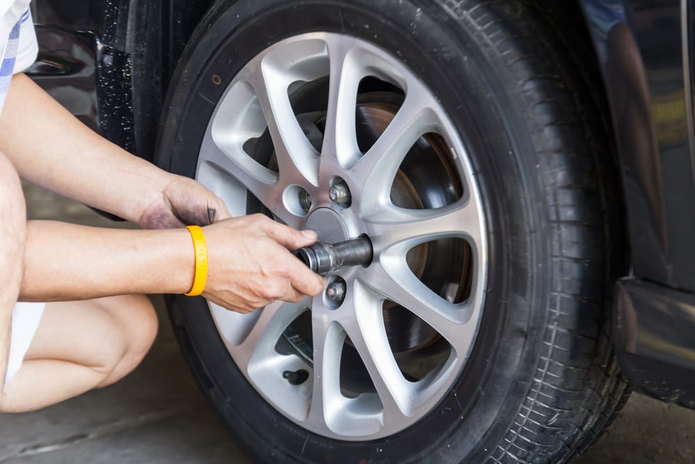 Tightening lug nuts