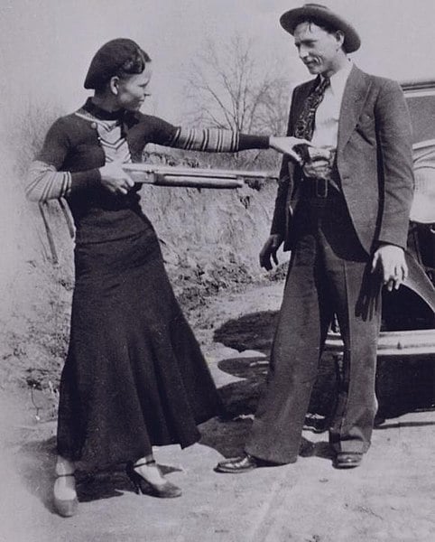 Bonnie and Clyde, Bonnie aiming gun at Clyde