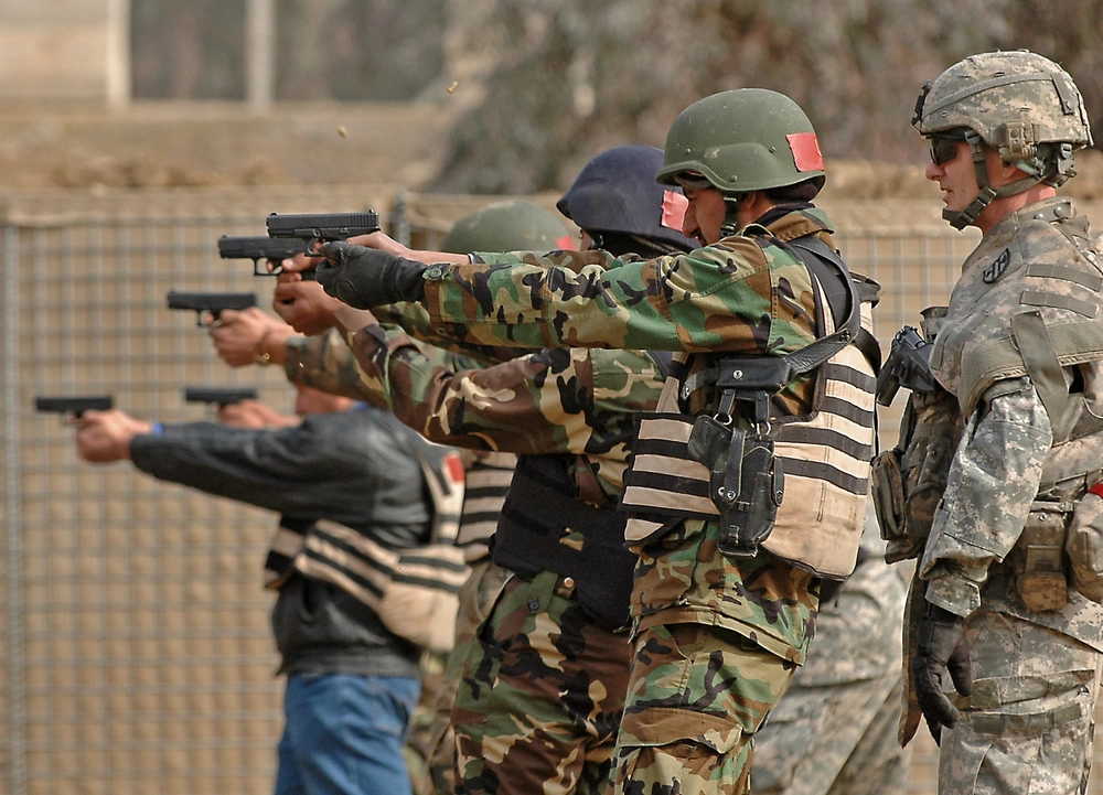 Iraqi police training with Glock 17