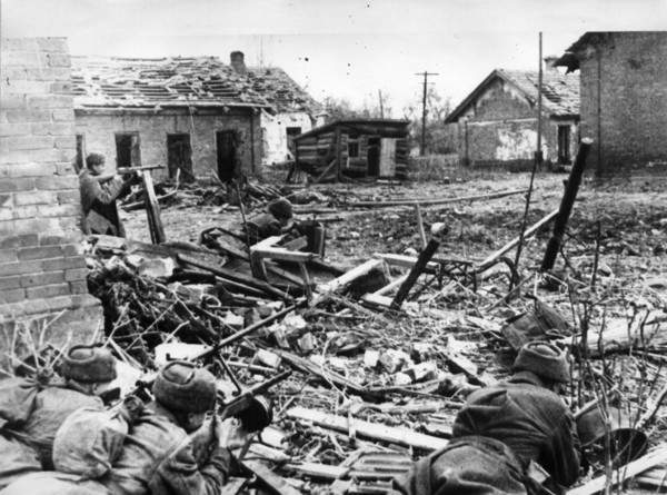 Soviet soldiers defending from ruins in a Stalingrad suburb