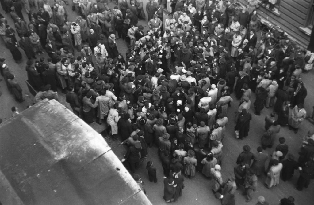 Crowds of revolutionaries gather in Budapest
