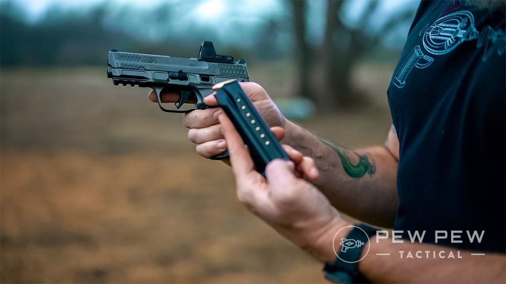 Smith & Wesson M&P 9 M2 0 Metal pose right